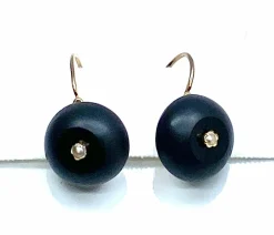 Paire de boucles d’oreilles en or jaune 18 carats, perles et jais