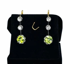 Paire de boucles d’oreilles en or jaune 18 carats et platine, diamants et peridots