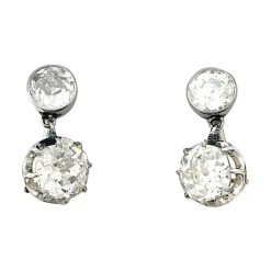 Paire de boucles d'oreilles dormeuses en or rose, platine et diamants taille ancienne.