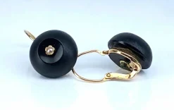 Paire de boucles d’oreilles en or jaune 18 carats, perles et jais