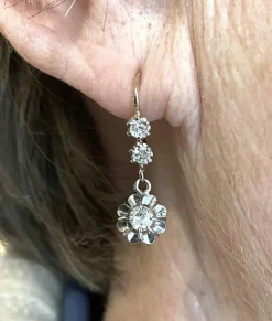 Paire de boucles d’oreilles dormeuses en or 18 carats et diamants