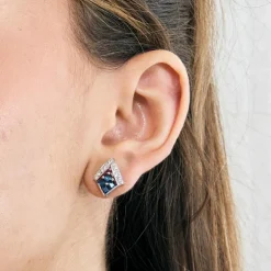 Paire de boucles d'oreilles or gris, diamants, rubis et saphirs