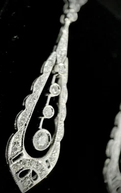 Paire de boucles d'oreilles pendante serties de brillants