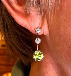 Paire de boucles d’oreilles en or jaune 18 carats et platine, diamants et peridots