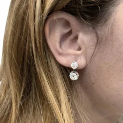 Paire de boucles d'oreilles dormeuses en or rose, platine et diamants taille ancienne.