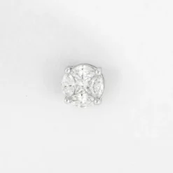 Paire de boucles d’oreilles en or blanc serties de diamants