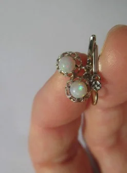 Paire de boucles d’oreilles dormeuses trembleuses opale