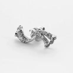 Paire de boucles d'oreilles or gris et diamants