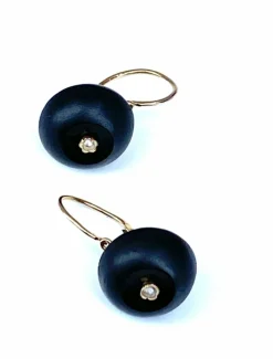 Paire de boucles d’oreilles en or jaune 18 carats, perles et jais