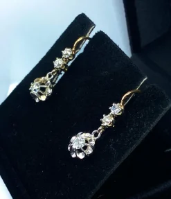 Paire de boucles d’oreilles dormeuses en or 18 carats et diamants