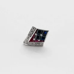 Paire de boucles d'oreilles or gris, diamants, rubis et saphirs