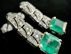 Paire de boucles d'oreilles pendantes sertie de 6 carats d'émeraudes