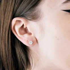 Paire de boucles d’oreilles en or blanc serties de diamants