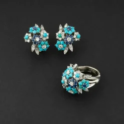 Paire de boucles d'oreilles en or et platine sertie de diamants, turquoises et diamants. Alfred HANNE