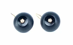 Paire de boucles d’oreilles en or jaune 18 carats, perles et jais