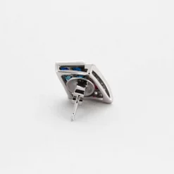 Paire de boucles d'oreilles or gris, diamants, rubis et saphirs