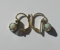 Paire de boucles d’oreilles dormeuses trembleuses opale