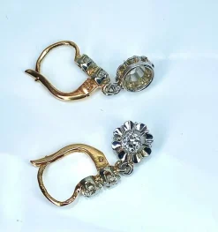 Paire de boucles d’oreilles dormeuses en or 18 carats et diamants