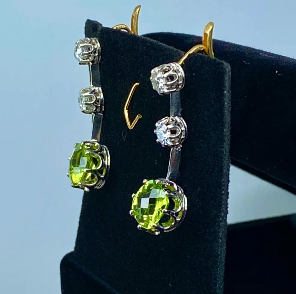 Paire de boucles d’oreilles en or jaune 18 carats et platine, diamants et peridots