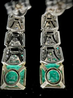 Paire de boucles d'oreilles pendantes sertie de 6 carats d'émeraudes