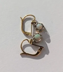 Paire de boucles d’oreilles dormeuses trembleuses opale