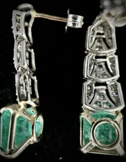 Paire de boucles d'oreilles pendantes sertie de 6 carats d'émeraudes