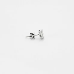 Paire de boucles d’oreilles en or blanc serties de diamants