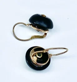 Paire de boucles d’oreilles en or jaune 18 carats, perles et jais