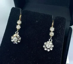 Paire de boucles d’oreilles dormeuses en or 18 carats et diamants