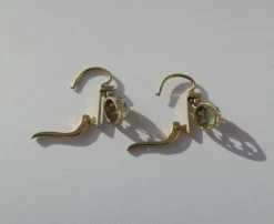 Paire de boucles d’oreilles dormeuses trembleuses opale