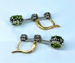 Paire de boucles d’oreilles en or jaune 18 carats et platine, diamants et peridots