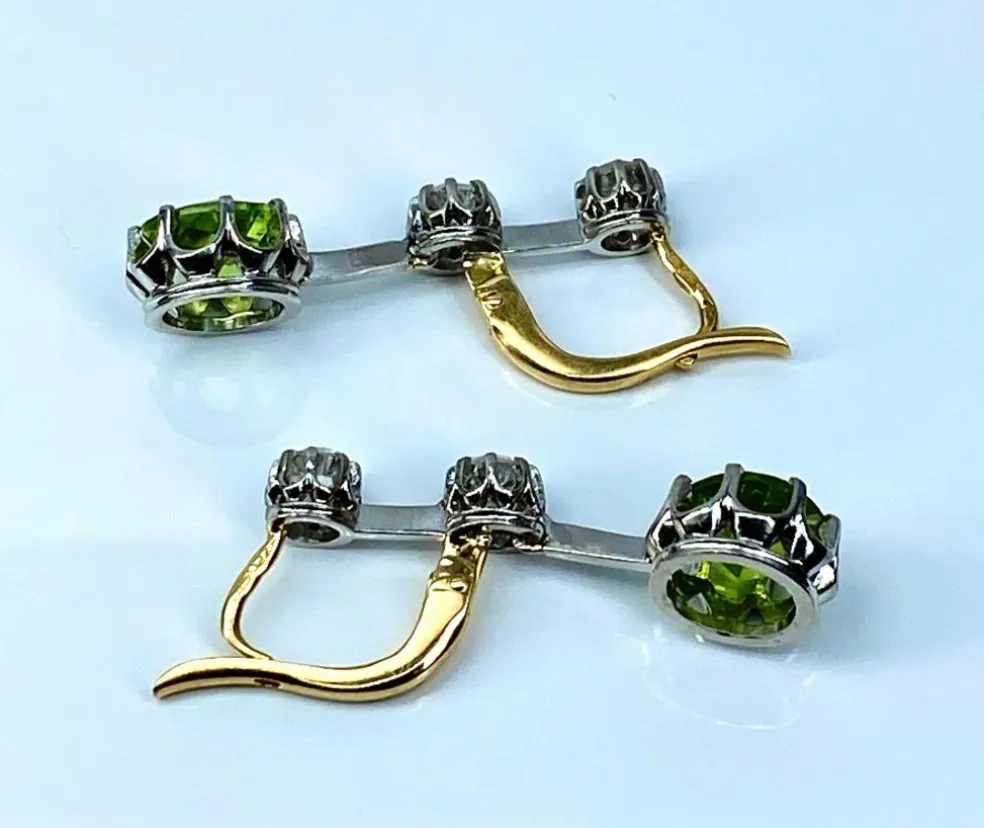 Paire de boucles d’oreilles en or jaune 18 carats et platine, diamants et peridots