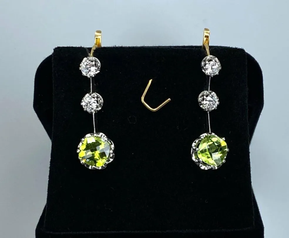 Paire de boucles d’oreilles en or jaune 18 carats et platine, diamants et peridots