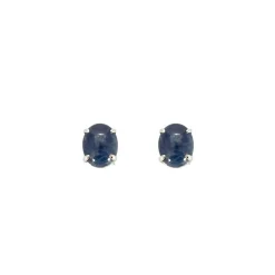 Paire de boutons d'oreilles en or blanc ornées de deux saphirs