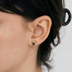 Paire de boutons d'oreilles en or jaune serties de 2 rubis et diamants