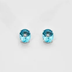 Paire de boutons d'oreilles en or blanc ornées de 2 topazes et 2 diamants