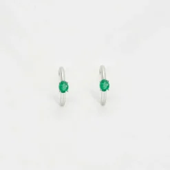 Paire de créoles en or blanc ornées de deux émeraudes
