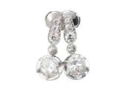 Paire de dormeuses anciennes en or blanc et diamants
