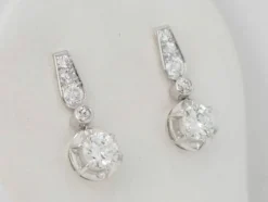 Paire de dormeuses anciennes en or blanc et diamants
