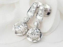 Paire de dormeuses anciennes en or blanc et diamants