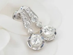 Paire de dormeuses anciennes en or blanc et diamants
