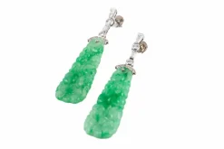 Paire de pendants d’oreilles or gris, plaques de jade gravé