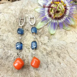 Paire de pendants d'oreilles tanzanite et corail