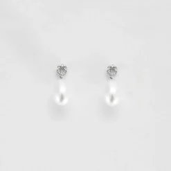 Paire de pendants d'oreilles en or blanc ornée de deux perles de culture