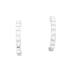 Paire de petites créoles en or blanc et diamants.