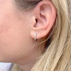 Paire de petites créoles en or blanc, diamants.