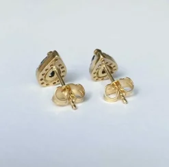 Paire de puces d'oreilles en or gris et jaune saphirs et diamants