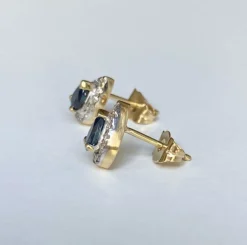 Paire de puces d'oreilles en or gris et jaune saphirs et diamants