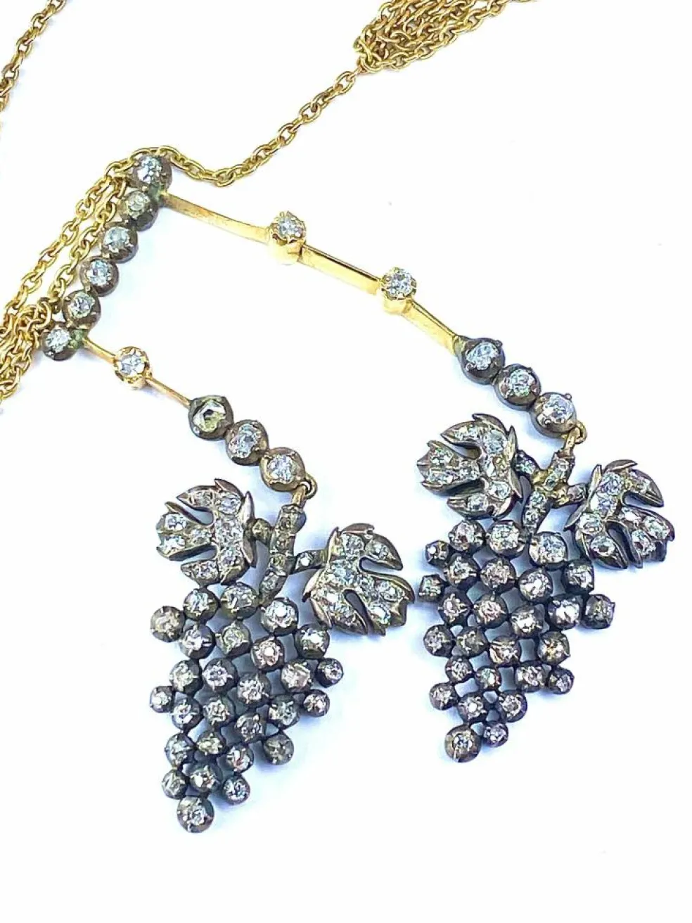 Parure collier négligé et boucles d’oreilles en or jaune et argent, diamants, Napoléon III