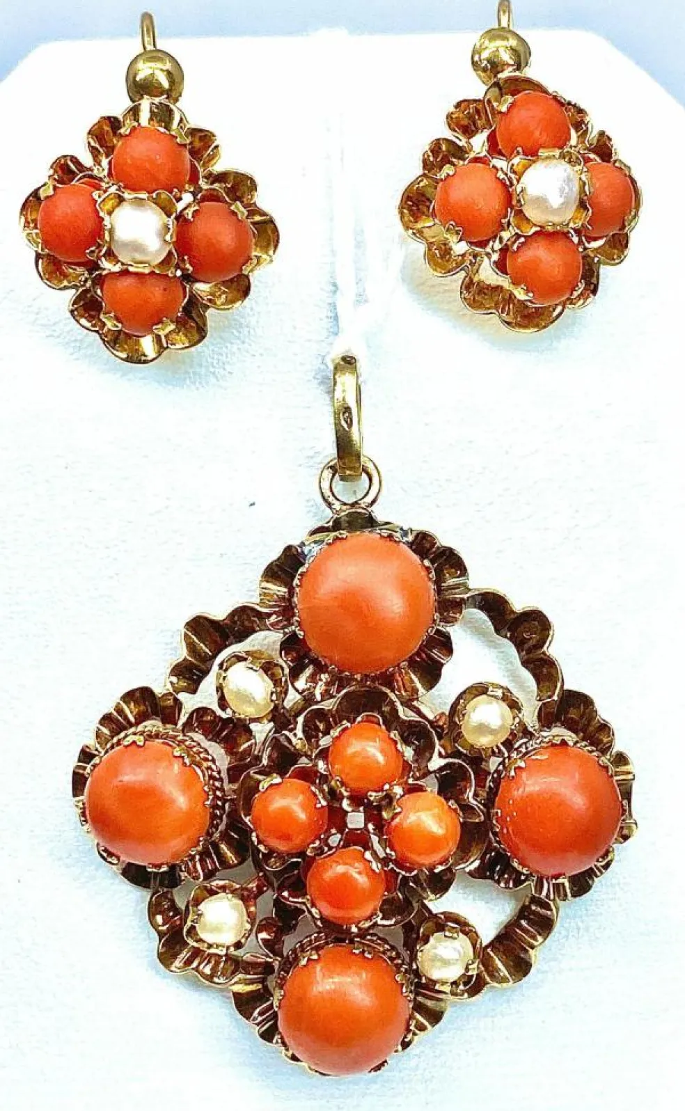 Parure Napoléon III - pendentif et boucles d’oreilles or, jaune, corail et perles fines